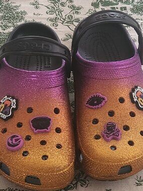 Disney x Crocs Classic Clog Hocus Pocus Men 8 Women Size 10 Orange Purple Ombre